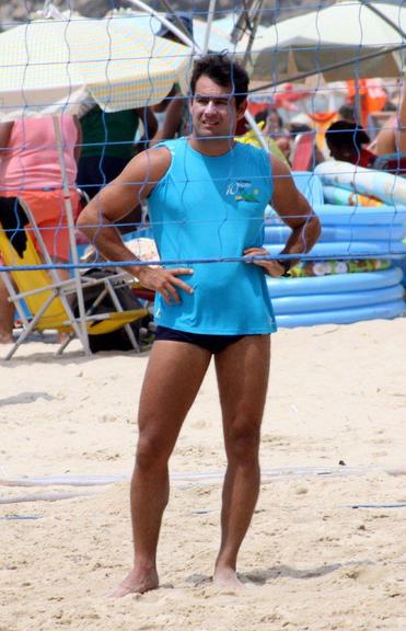 Thierry Figueira mostra habilidade ao jogar futevôlei na praia do Leblon, Rio de Janeiro