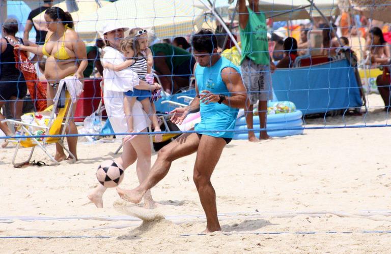 Thierry Figueira mostra habilidade ao jogar futevôlei na praia do Leblon, Rio de Janeiro