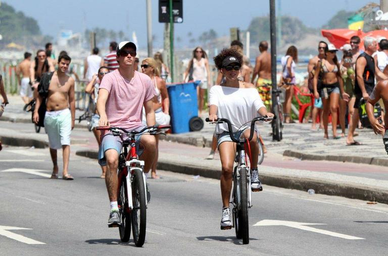 Felipe Dylon e Aparecida Petrowky pedalam pela orla de Ipanema, no Rio de Janeiro