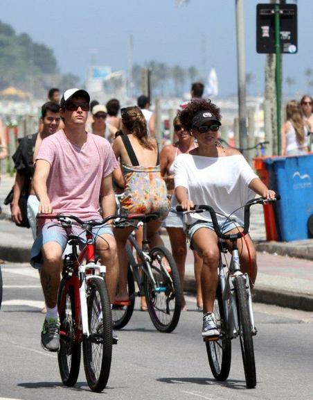 Felipe Dylon e Aparecida Petrowky pedalam pela orla de Ipanema, no Rio de Janeiro