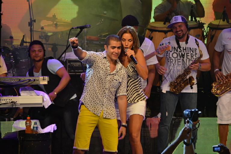 Ivete Sangalo no ensaio da banda Oito7Nove4, em Salvador