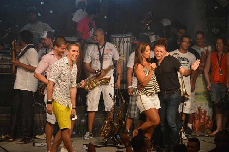 Ivete Sangalo no ensaio da banda Oito7Nove4, em Salvador, com David Brazil