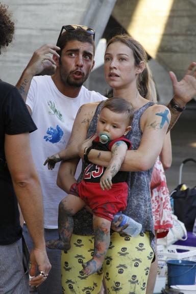 Luana Piovani e Pedro Scooby pintam e bordam com Dom em tarde de lazer no MAM carioca