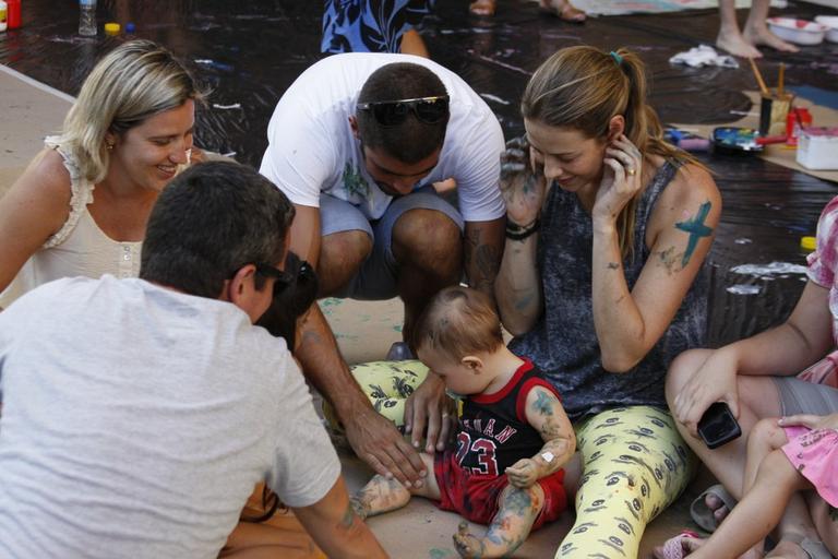 Luana Piovani e Pedro Scooby pintam e bordam com Dom em tarde de lazer no MAM carioca