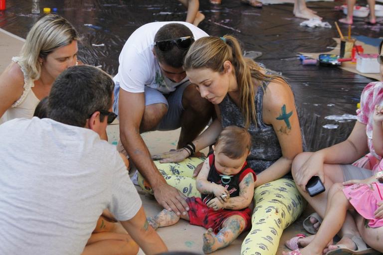 Luana Piovani e Pedro Scooby pintam e bordam com Dom em tarde de lazer no MAM carioca