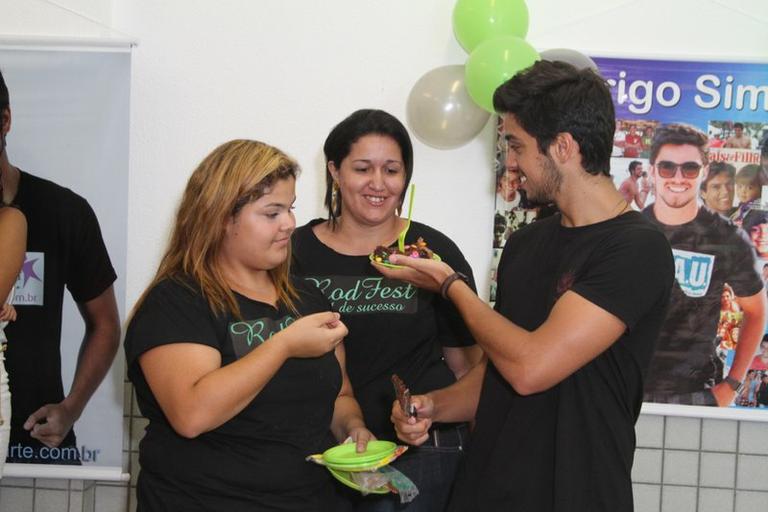 Rodrigo Simas comemora 21 anos de idade com festa de seus fãs