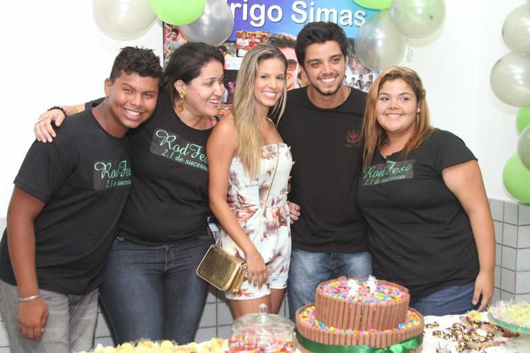 Rodrigo Simas comemora 21 anos de idade com festa de seus fãs