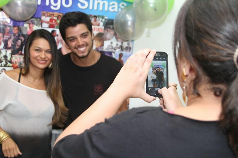 Rodrigo Simas comemora 21 anos de idade com festa de seus fãs