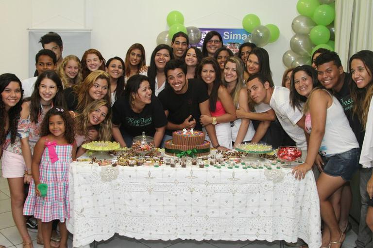 Rodrigo Simas comemora 21 anos de idade com festa de seus fãs