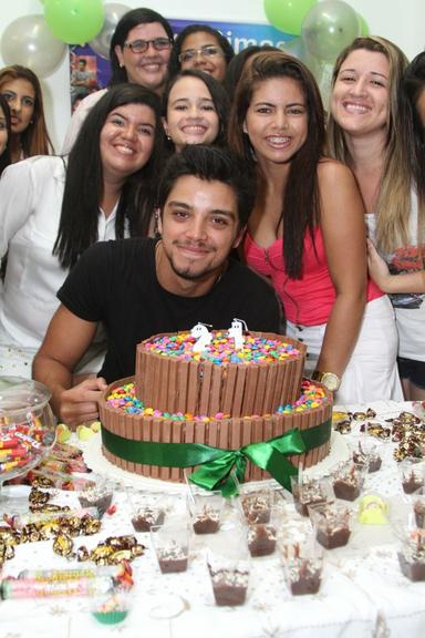 Rodrigo Simas comemora 21 anos de idade com festa de seus fãs