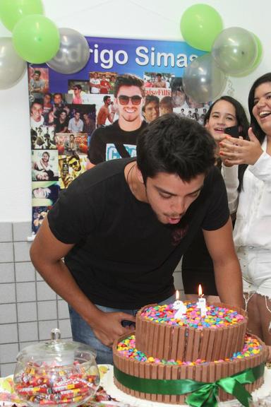 Rodrigo Simas comemora 21 anos de idade com festa de seus fãs