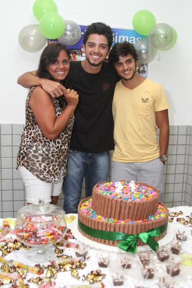 Rodrigo com a mãe, Ana, e o irmão Felipe