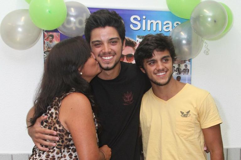 Rodrigo com a mãe, Ana, e o irmão Felipe