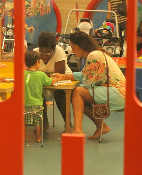 Juliana Paes passeia com o filho Pedro no Rio de Janeiro