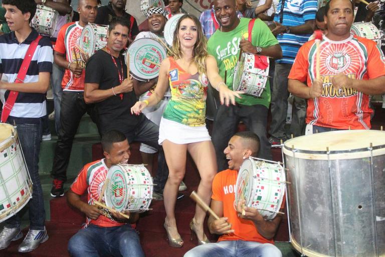 Monique Alfradique com a bateria da Grande Rio