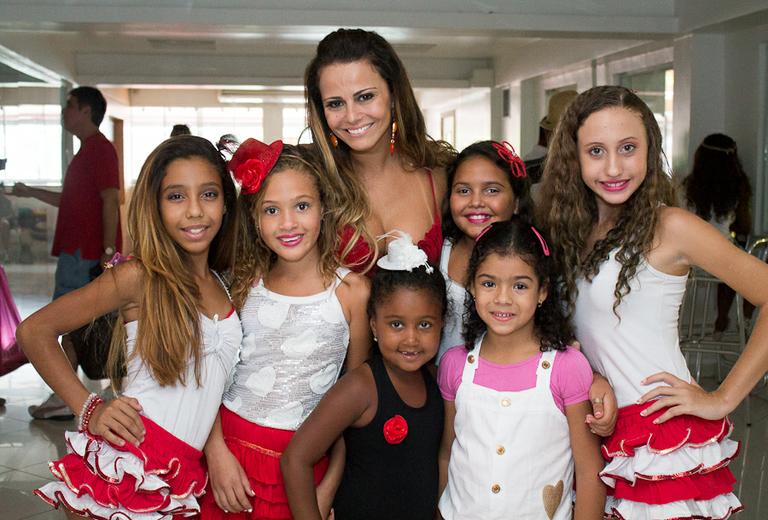 A rainha de bateria Viviane Araújo se diverte em feijoada na quadra da escola de samba Acadêmicos do Salgueiro