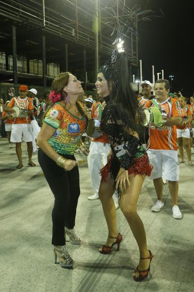 Susana Vieira mostra o samba no pé e desafia Carla Prata, rainha de bateria da Grande Rio