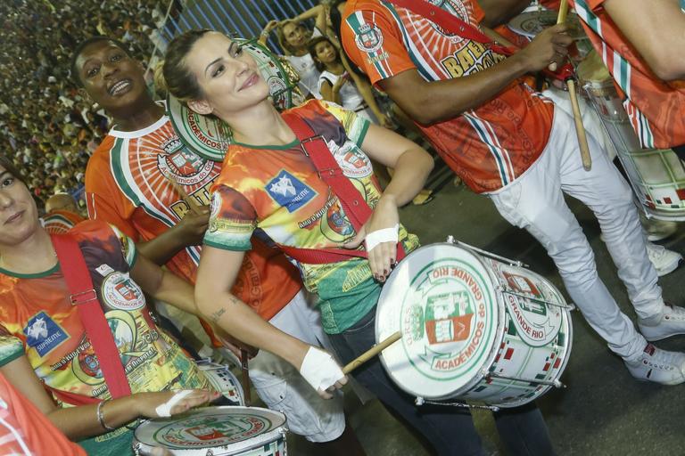 Cléo Pires arrasa na bateria