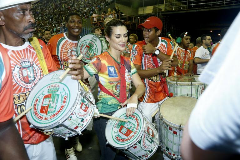 Cléo Pires arrasa na bateria