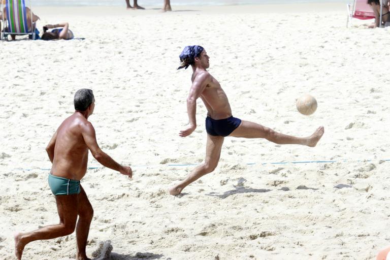 Ator José Loreto treina futevôlei no Rio de Janeiro