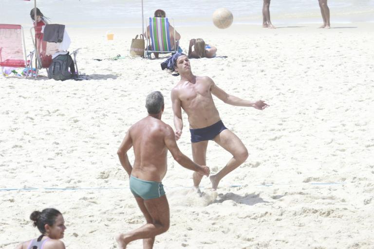 Ator José Loreto treina futevôlei no Rio de Janeiro