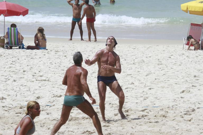 Ator José Loreto treina futevôlei no Rio de Janeiro