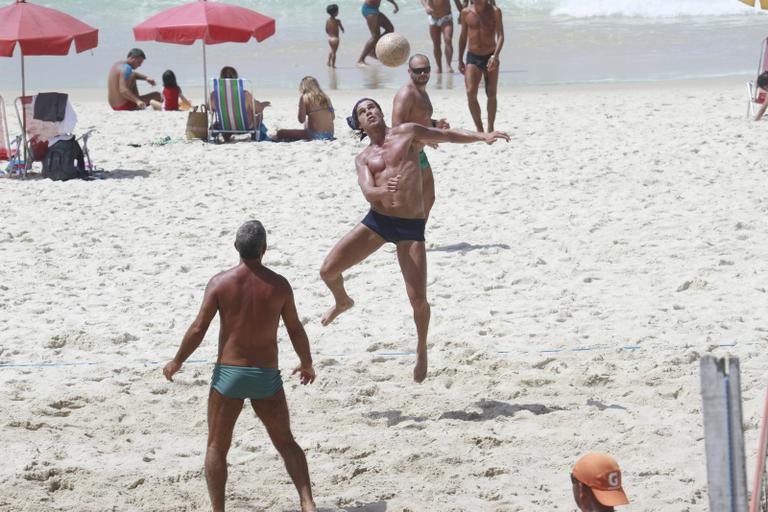 Ator José Loreto treina futevôlei no Rio de Janeiro