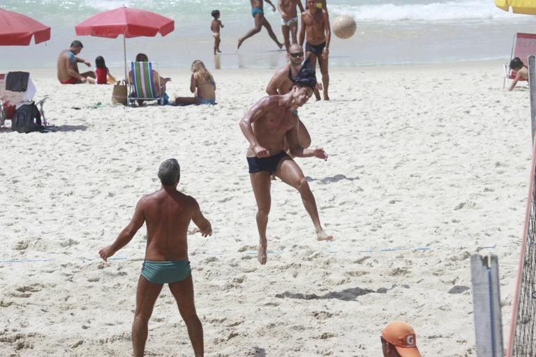 Ator José Loreto treina futevôlei no Rio de Janeiro