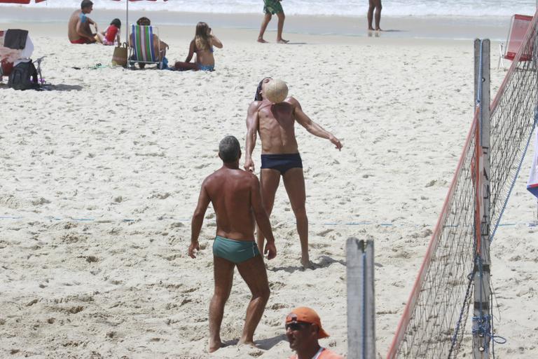 Ator José Loreto treina futevôlei no Rio de Janeiro