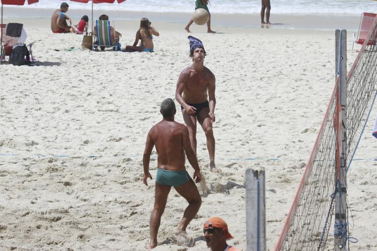 Ator José Loreto treina futevôlei no Rio de Janeiro