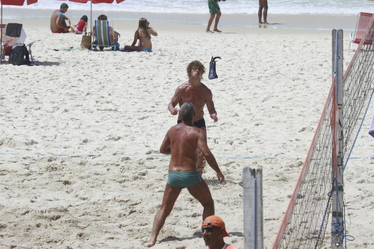 Ator José Loreto treina futevôlei no Rio de Janeiro