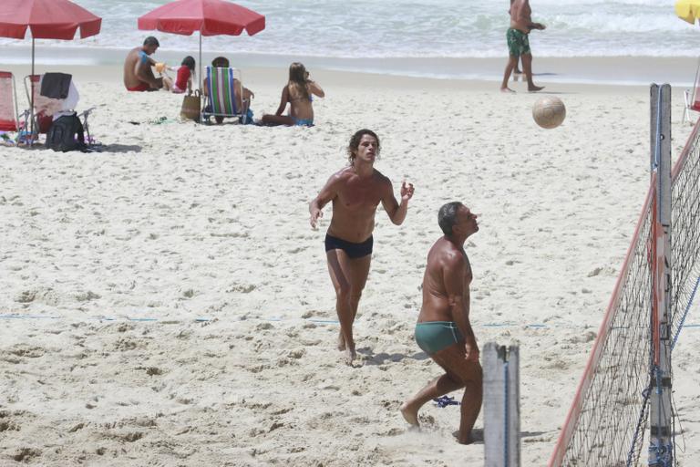 Ator José Loreto treina futevôlei no Rio de Janeiro