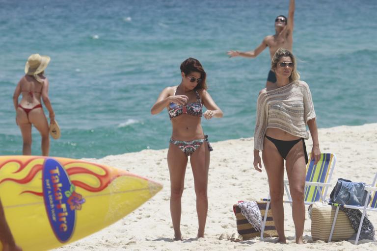 Ao gravarem cenas da novela ‘Salve Jorge’, Paes Leme e Flávia esbanjam excelente forma física em praia do Rio de Janeiro