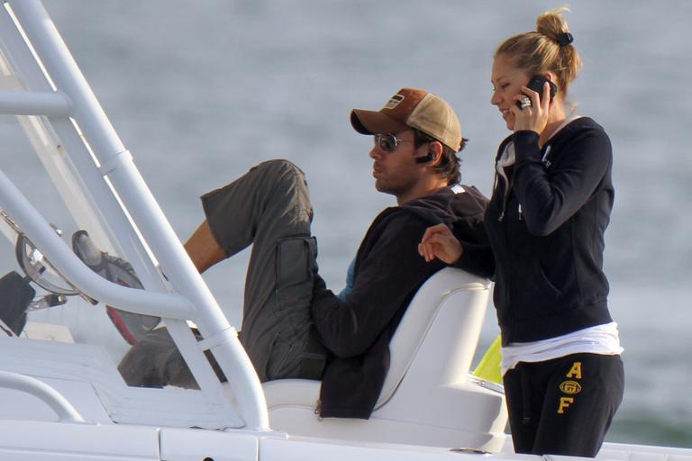 Enrique Iglesias e Anna Kournikova curtem passeio de barco por Miami