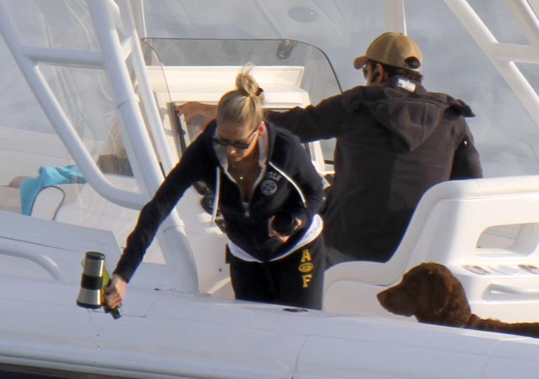 Enrique Iglesias e Anna Kournikova curtem passeio de barco por Miami