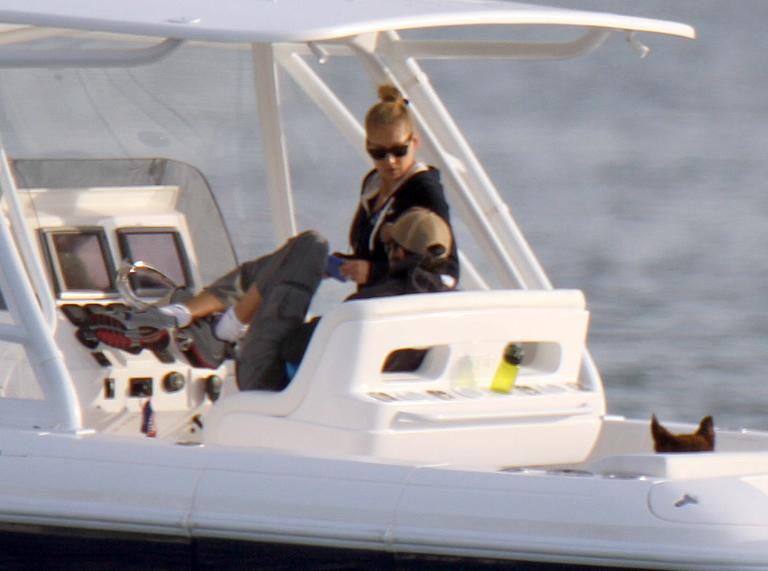 Enrique Iglesias e Anna Kournikova curtem passeio de barco por Miami