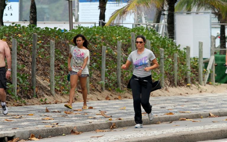 Patrícia Poeta mantém a boa forma na praia de Ipanema, Rio de Janeiro