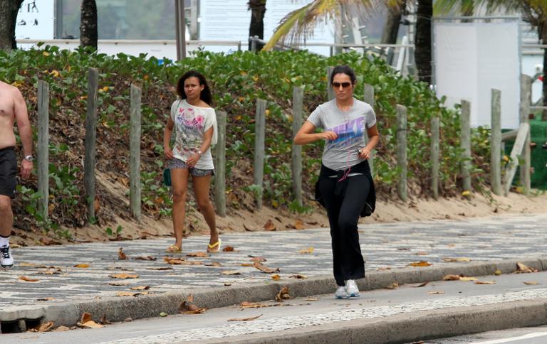 Patrícia Poeta mantém a boa forma na praia de Ipanema, Rio de Janeiro