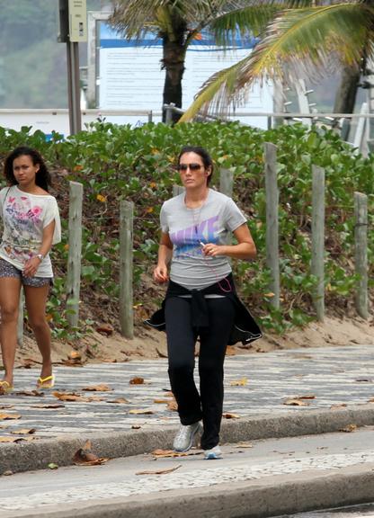 Patrícia Poeta mantém a boa forma na praia de Ipanema, Rio de Janeiro