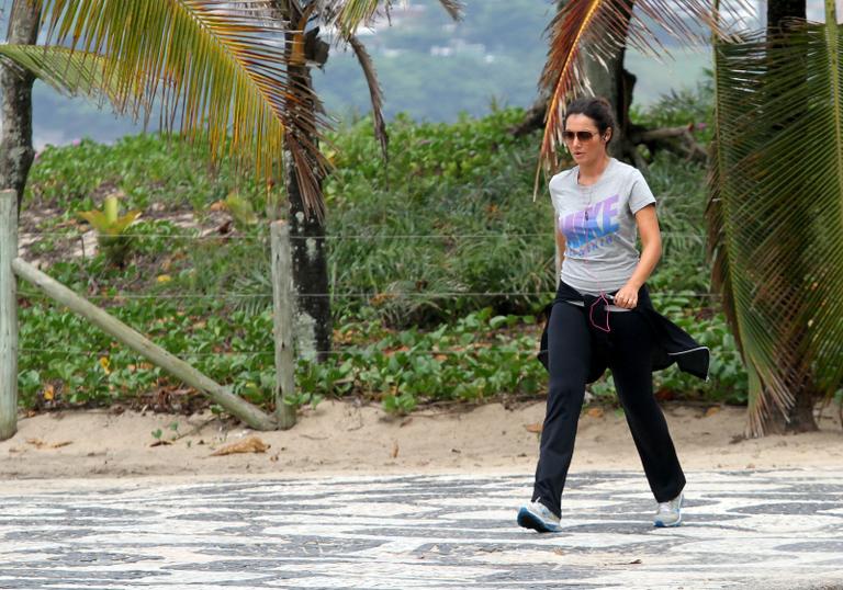 Patrícia Poeta mantém a boa forma na praia de Ipanema, Rio de Janeiro