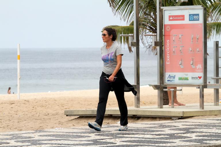 Patrícia Poeta mantém a boa forma na praia de Ipanema, Rio de Janeiro