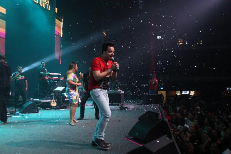 Preta Gil dança o hit 'Lê, lê, lê' com a dupla João Neto e Frederico