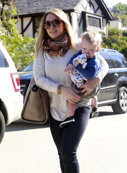 Hilary Duff leva o seu fofo Luca Cruz para passear em Los Angeles