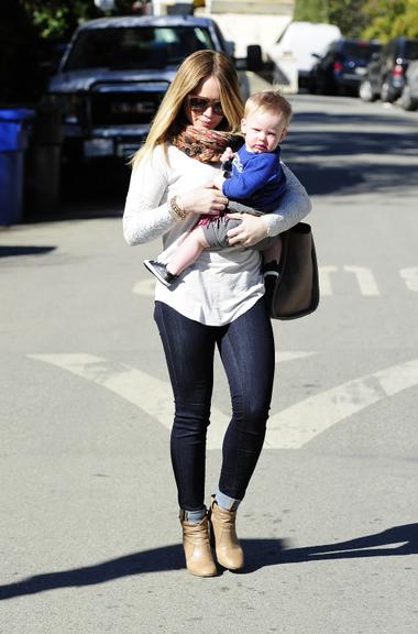 Hilary Duff leva o seu fofo Luca Cruz para passear em Los Angeles