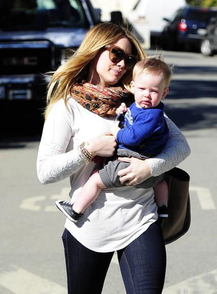 Hilary Duff leva o seu fofo Luca Cruz para passear em Los Angeles