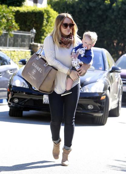 Hilary Duff leva o seu fofo Luca Cruz para passear em Los Angeles