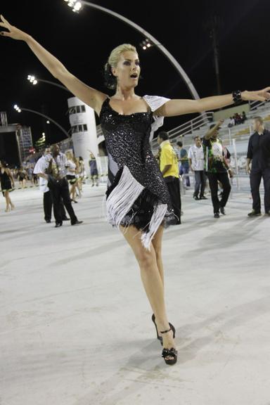 Ana Hickmann durante ensaio técnico no Anhembi, em São Paulo