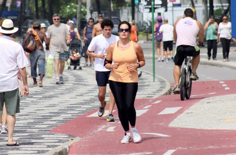 Renata Ceribelli corre pela orla do Leblon, no Rio de Janeiro