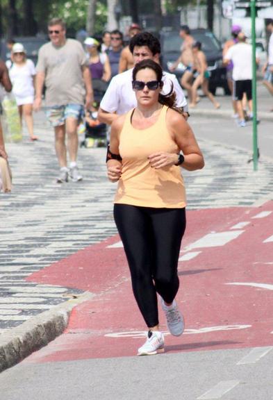 Renata Ceribelli corre pela orla do Leblon, no Rio de Janeiro