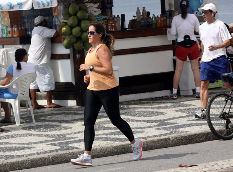 Renata Ceribelli corre pela orla do Leblon, no Rio de Janeiro